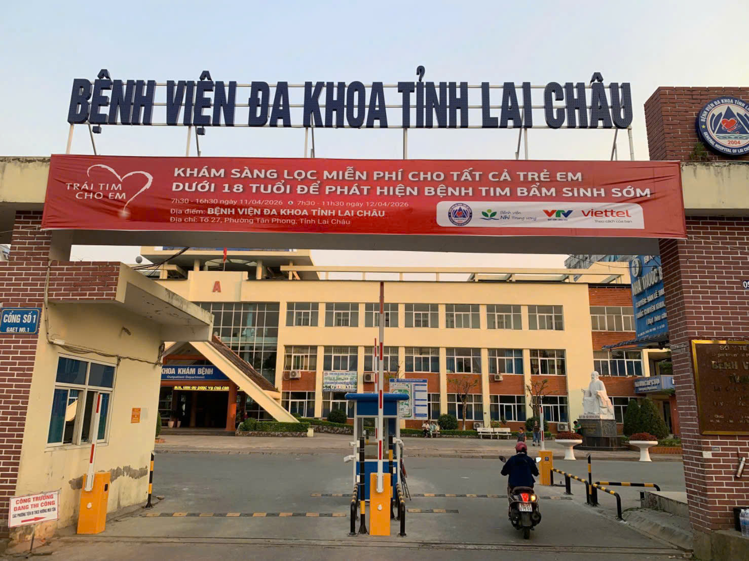 Cổng vào Bệnh viện Đa khoa tỉnh Lai Châu với băng rôn khám sàng lọc tim bẩm sinh miễn phí cho trẻ em